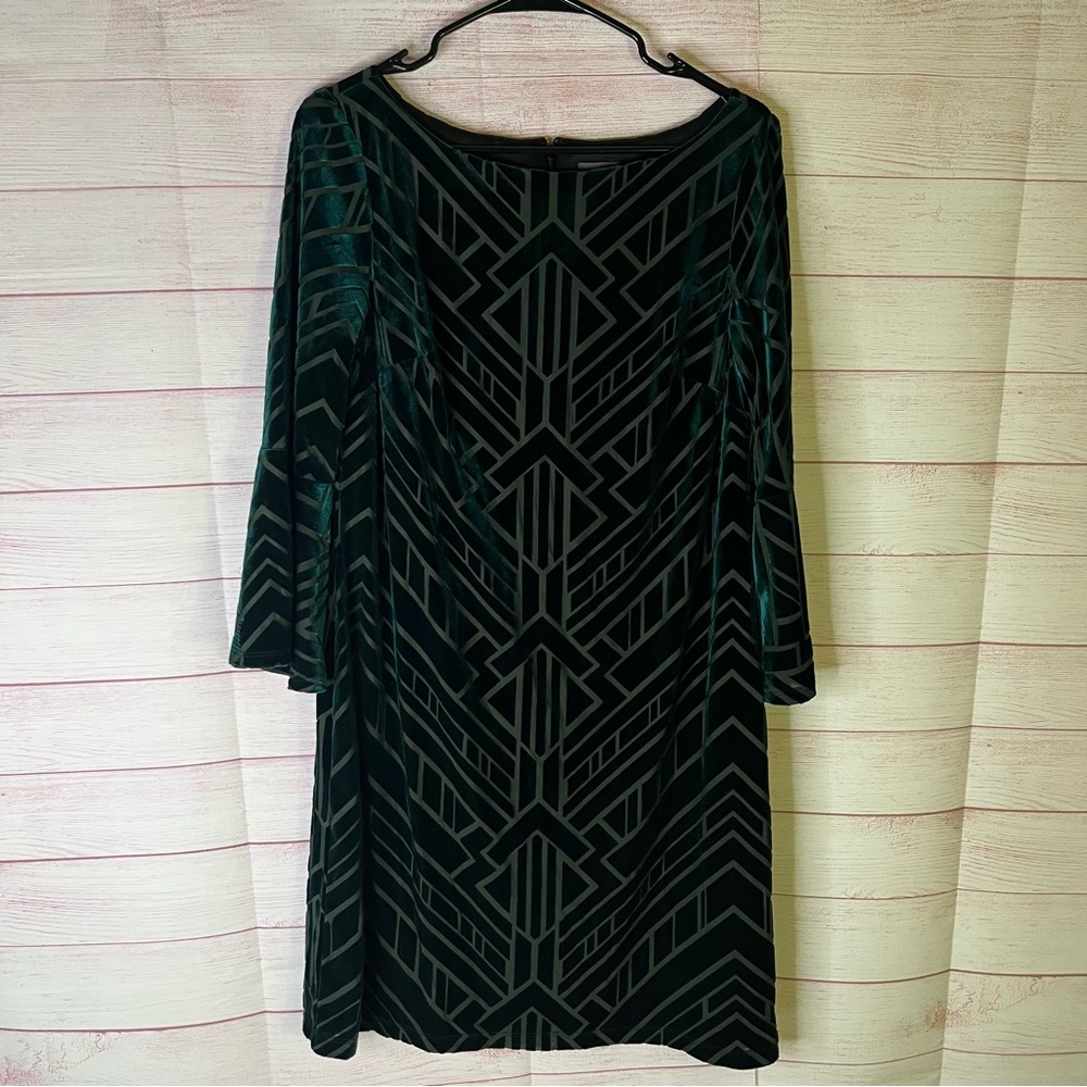 Vince Camuto Emerald Green Burnout Velvet Geometric Bell Sleeves Dress Size 12